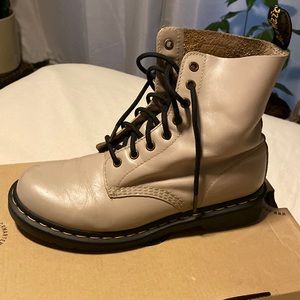 1460 SMOOTH LEATHER LACE UP BOOTS
